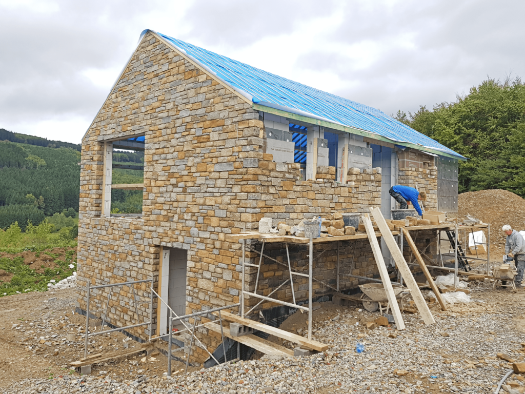 Construction d'une maison en moellons et bardage bois à Roanne — free download